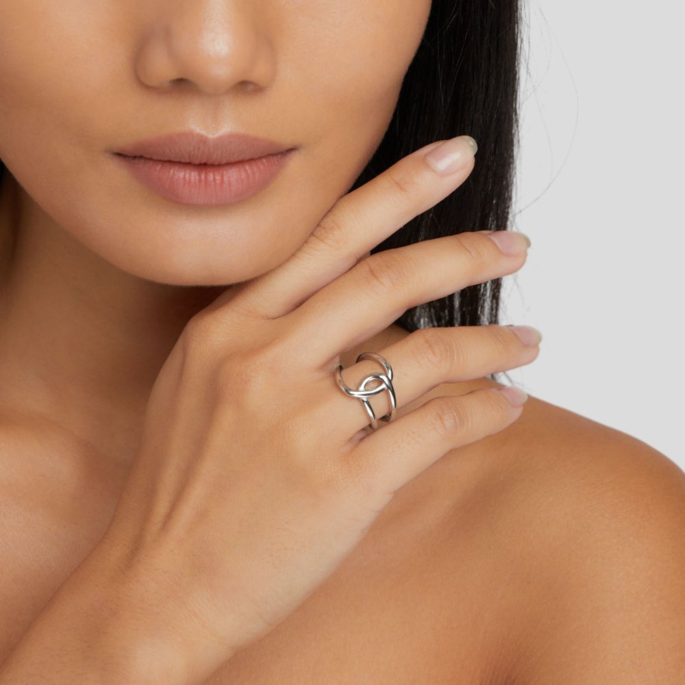 Helena – Srebrni prsten s elegantnom zakrivljenošću