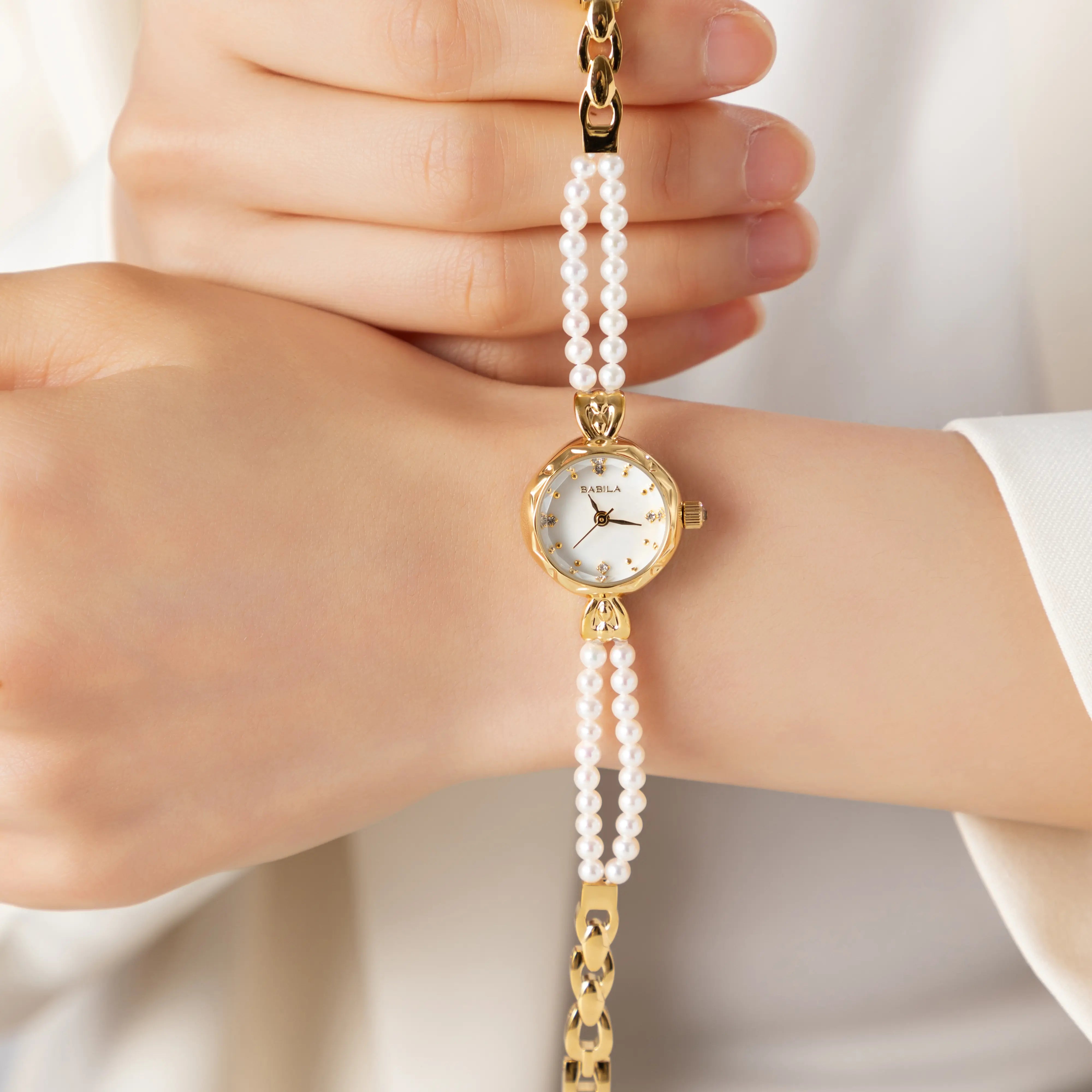 Johana – Zlatni sat s kristalnim rubom