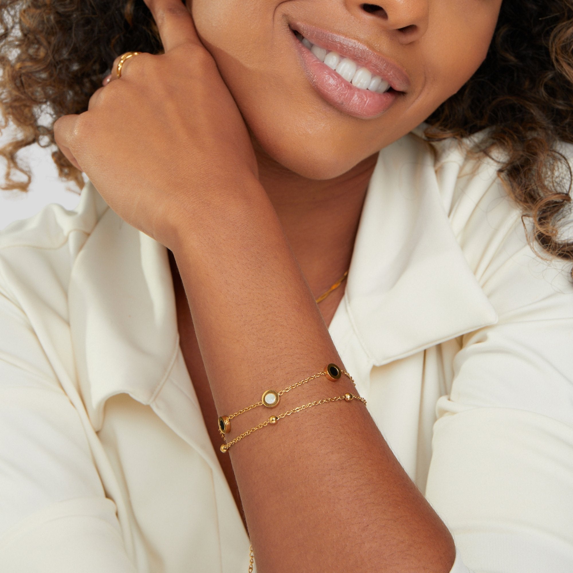 Narukvica od oniksa i bijelog kamena